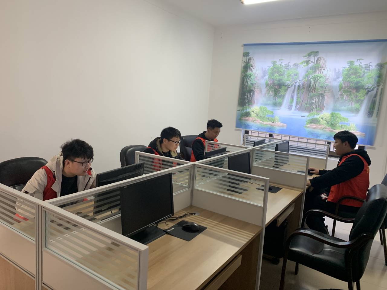 计算机与信息技术学院电脑爱好者协会义务维修活动成功举办